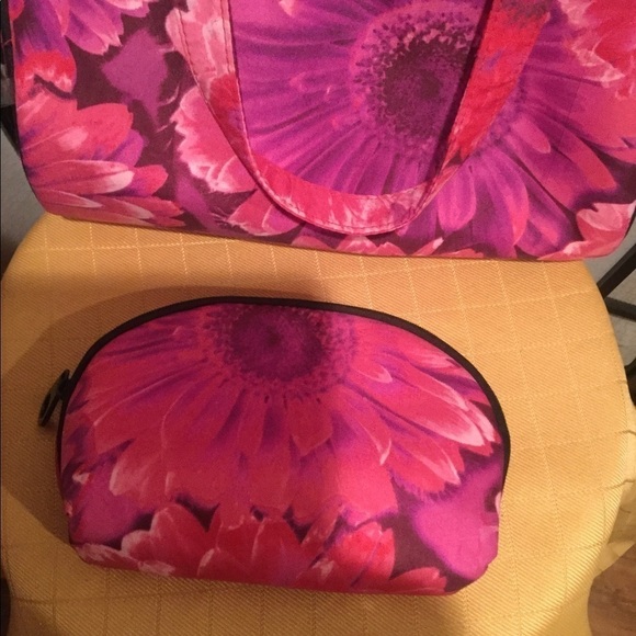 Enchante’ Accessories Small Travel Bag/Makeup Bag - Picture 2 of 3